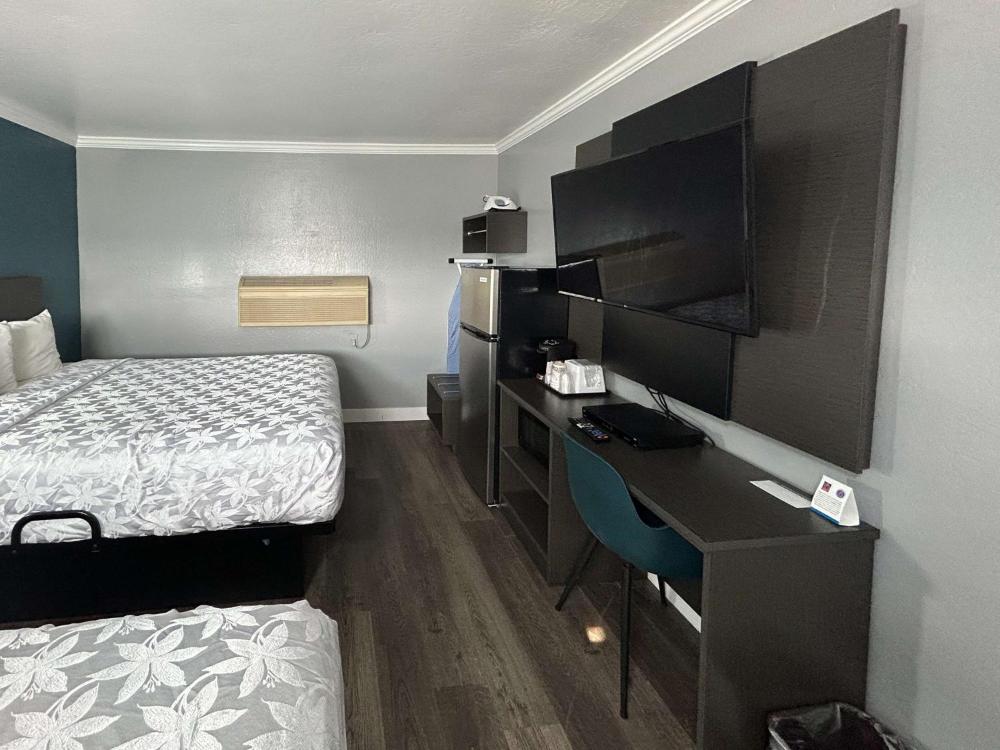 Queen Room with Two Queen Beds - Non-Smoking