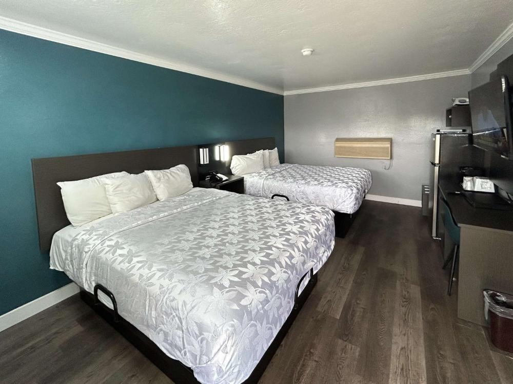 Queen Room with Two Queen Beds - Disability Access - Non-Smoking